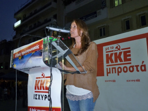 Αλεξάνδρα Μπαλού, υποψήφια βουλευτής Επικρατείας του ΚΚΕ κατά την ομιλία της στην Καλαμάτα