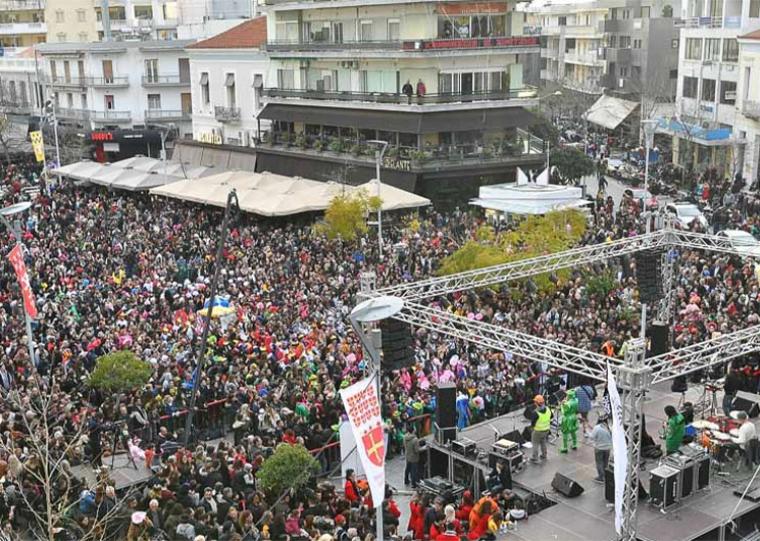 Κορυφώνεται το αποκριάτικο ξεφάντωμα στην Καλαμάτα με την καρναβαλική παρέλαση