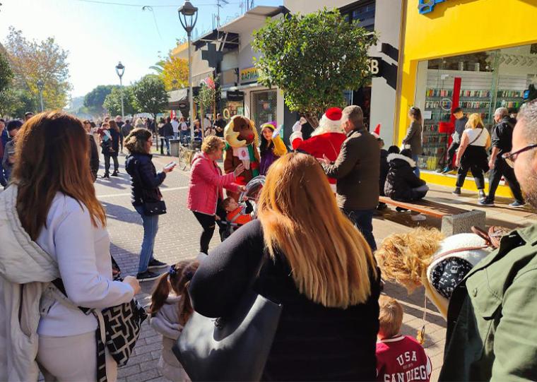 Ο Άγιος Βασίλης του Εμπορικού Συλλόγου Καλαμάτας ενίσχυσε το εορταστικό κλίμα στην αγορά