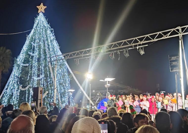 Σε εορταστικούς ρυθμούς η πόλη της Μεσσήνης – Φωταγωγήθηκε το χριστουγεννιάτικο δέντρο