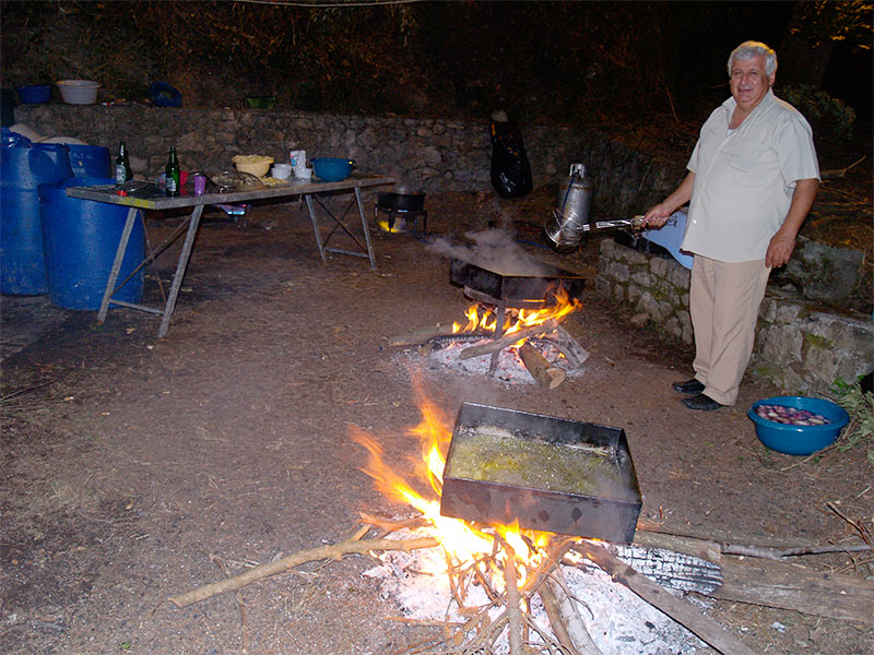 MAVRIKHS-PATATA-THGANISMA-24-08-15.jpg