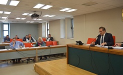 Ο δήμαρχος και πρόεδρος της Δημοτικής Επιτροπής, Θανάσης Βασιλόπουλος και τα μέλη της πλειοψηφίας στη Δημοτική Επιτροπή