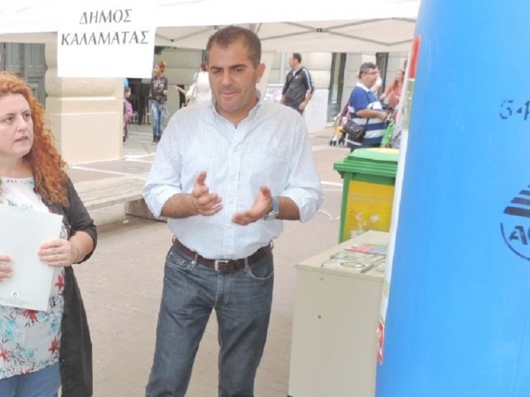 Ο αντιδήμαρχος Θανάσης Βασιλόπουλος, ενώ αριστερά διακρίνεται η προϊσταμένη ανακύκλωσης και κομποστοποίησης Κοκκωνία Γιαννοπούλου