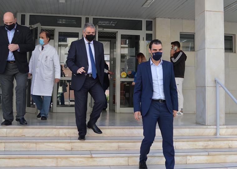 Μπροστά ο γραμματέας του υπουργείου Υγείας, Μάριος Θεμιστοκλέους, πίσω ο διοικητής της 6ης Υγειονομικής Περιφέρειας, Γιάννης Καρβέλης