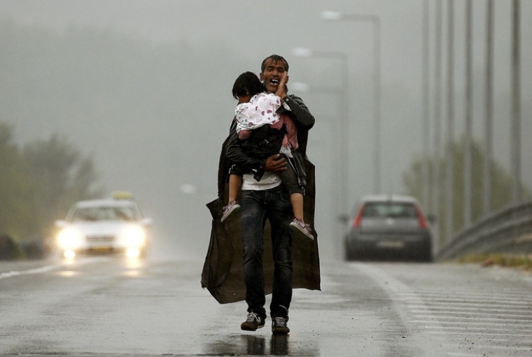 Σύρος πρόσφυγας με την κόρη του στο δρόμο για την Ευρώπη. Φωτο: Γιάννης Μπεχράκης
