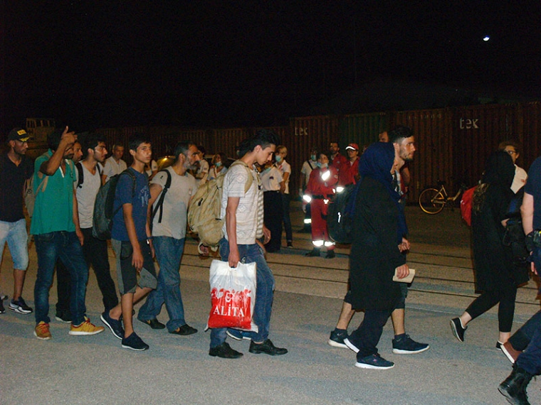 Δύο Τυνήσιοι φέρονται ως οι διακινητές των 104 μεταναστών που κρατούνται στην Καλαμάτα
