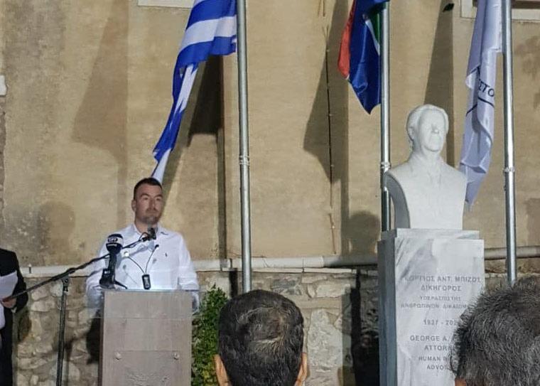 Ο γραμματέας του ΠΑΣΟΚ/ΚΙΝΑΛ, Γιάννης Νικολακόπουλος, αναγιγνώσκει το μήνυμα του προέδρου του κόμματος, Νίκου Ανδρουλάκη, στην εκδήλωση αποκαλυπτηρίων της προτομής του Γιώργου Μπίζου, στη γενέτειρά του, το Βασιλίτσι Κορώνης